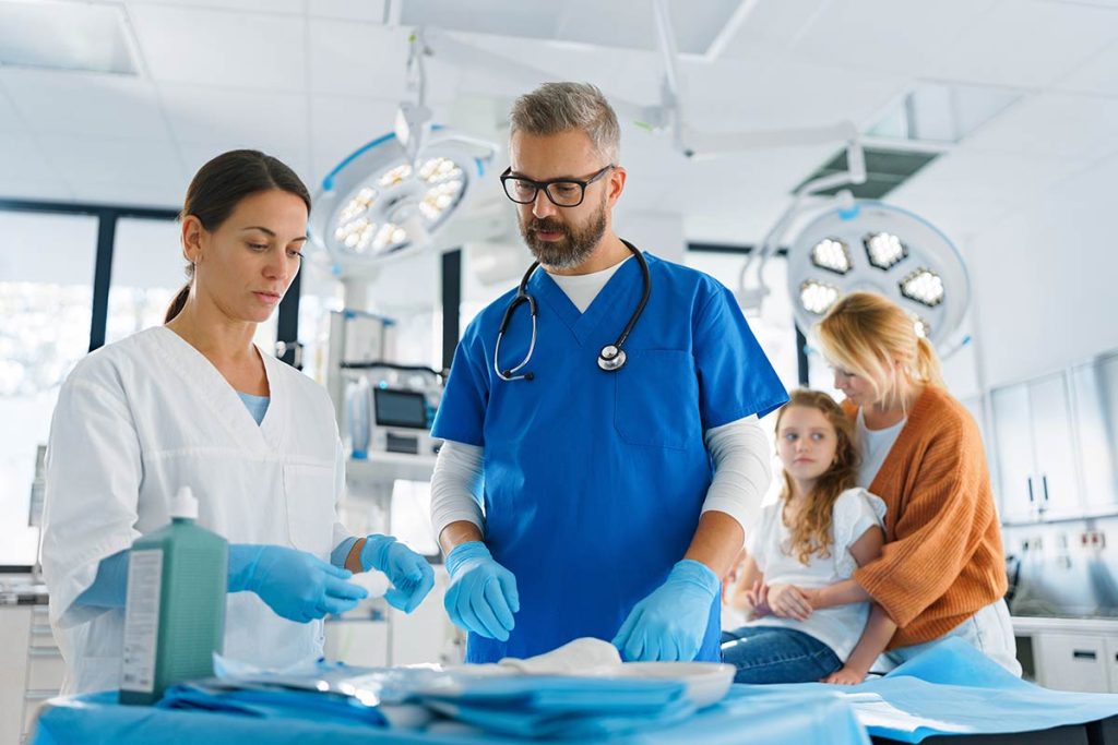 mature-doctor-with-nurse-preparing-examinating-medical-tourism-saglik-turizmi