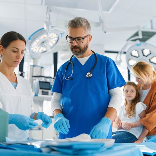 Yayınlar | İç Denetim, Risk Yönetim Danışmanlığı, ve ERP 22 mature-doctor-with-nurse-preparing-examinating-medical-tourism-saglik-turizmi