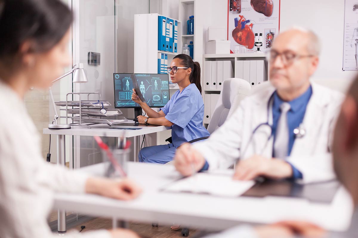 Sağlık Turizminde Başarı İçin 7 Güçlü Strateji: İç Denetim ve Maliyet Optimizasyonu 4 nurse-examining-patient-x-ray-saglik-turizmi